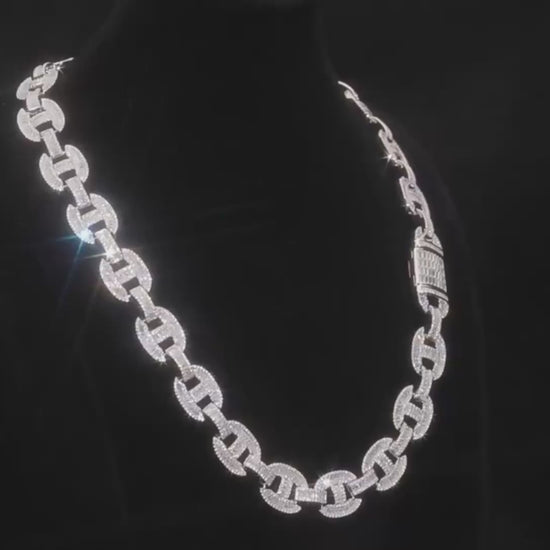 A rotating showcase of the Drip Daddy G-Link – 16mm Baguette Moissanite Chain in both white gold and yellow gold. The video highlights the sparkle of the baguette and round moissanite stones from multiple angles.